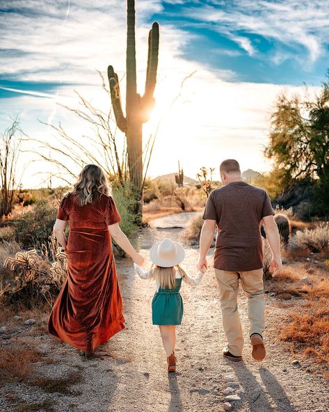 Arizona Scenery, Summer Family Portraits, Cactus Arizona, Desert Scenery, Desert Photoshoot, Family Photoshoots, Arizona Photography, Beautiful Desert, Family Nature