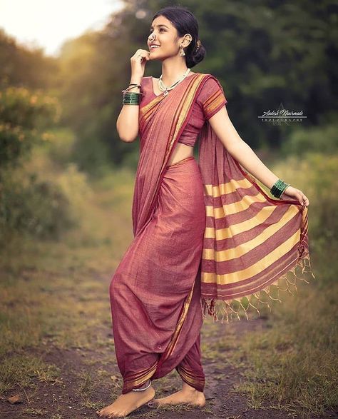 Sadi Pose Indian Fashion, Sadi Pose, 100 Poses, Kashta Saree, Indian Bride Poses, Indian Bride Photography Poses, Nauvari Saree, Simple Saree Designs, Bride Photography Poses