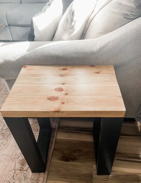 Easy How to Build an End Table Using Only 2x4's | Free Plans - Design to Build Easy Diy End Table, Simple Wood Table Diy, 2x4 End Table Diy, Easy 2x4 Projects Diy, Diy Modern End Table, Small End Tables Diy, Diy End Tables Easy Living Room, 2 By 4 Projects Wood, Wood End Tables Diy