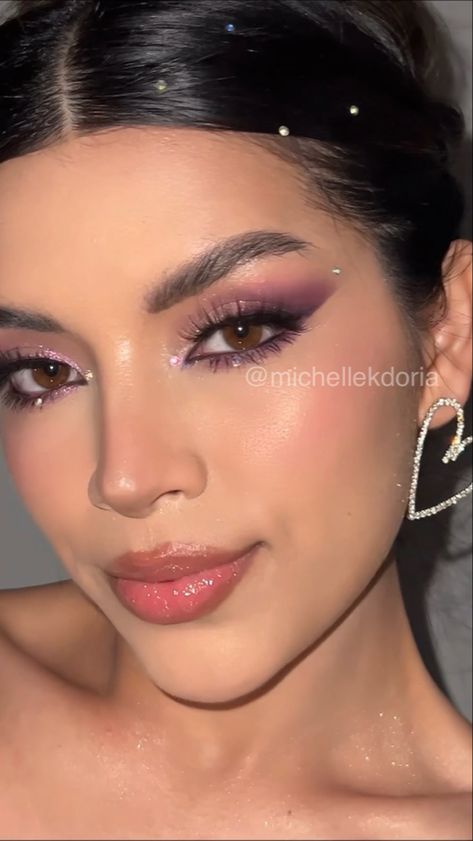 Makeup Look Purple Dress, Pink And Purple Dresses, Makeup Ideas With Purple Dress, Makeup Prom Purple, Beauty Queen Makeup Look, Smokey Eyes With Rhinestones, Soft Glam Purple Eyeshadow, Purple Brown Smokey Eye, Smokey Eye Makeup For Pink Dress