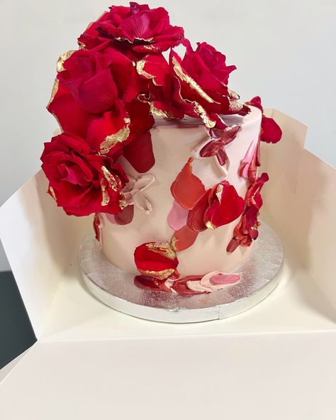 Pink and red textured floral cake Rose Petal Cake Decoration, Red Floral Cake, Red Rose Birthday Cake, Pink And Red Cake, Red Cake Design, Red Rose Cake, Cake With Red Roses, Rose Petal Cake, Rose Birthday Cake