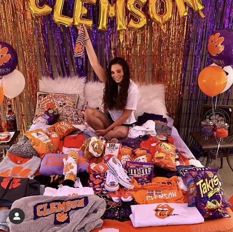 Clemson Bed Party, College Commitment Pictures Bed, College Decision Reveal, College Acceptance Room Decorating, Bed Party College, Commitment Pictures, College Bed Party, College Announcements, College Bed