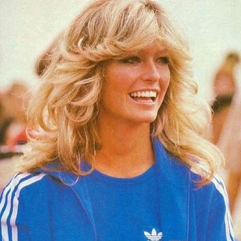 Farrah Fawcett - This iconic feathered look had women with all hair types reaching for their blowdryers in the 70's.Photo: @dugacsek 70’s Hair, Farrah Fawcet, Funky Makeup, 70s Makeup, 70s Hair, Farrah Fawcett, Feathered Hairstyles, Olivia Palermo, Gigi Hadid