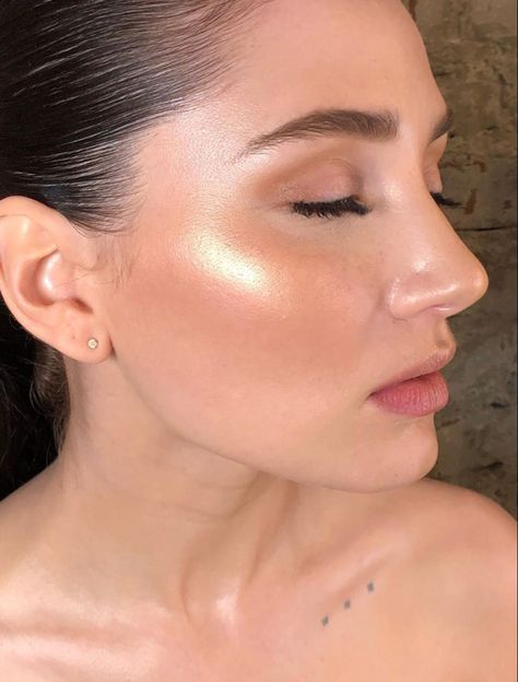 Golden highlighter makeup look 🔥 Glowy Skin Makeup, Dark Eyeliner, Blonde Hair Makeup, Eyeshadow For Brown Eyes, White Eyeliner, Hydrating Lip Balm, Types Of Makeup, Colorful Eye Makeup, How To Apply Eyeliner