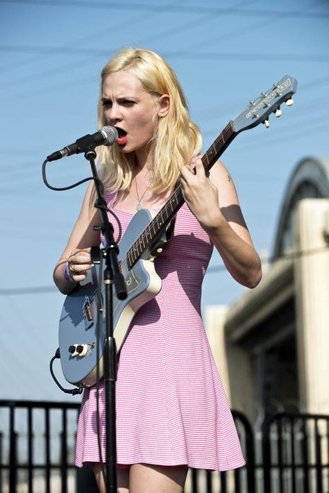 Clementine Creevy of Cherry Glazerr Heavy Metal Movie, Country Pop, Guitar Girl, Female Guitarist, Women In Music, Girls Rules, Iconic Women, Inspirational Women, Guitarist