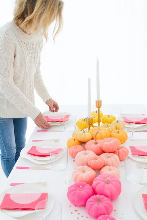 Modern Thanksgiving decorations, entertaining tips, Thanksgiving recipes, Thanksgiving cocktails and more! Modern Thanksgiving Decorations, Modern Thanksgiving Decor, Modern Thanksgiving, Thanksgiving Cocktails, Diy Ombre, Zucca Halloween, Pumpkin Centerpieces, Pink Pumpkins, Thanksgiving Parties