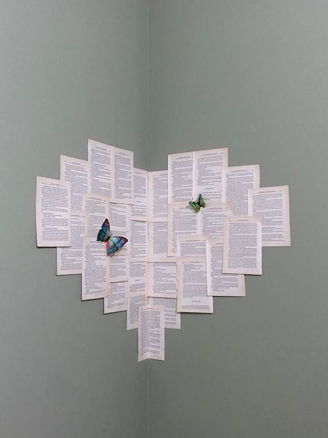 heart made with old book pages on the corner of the wall + 3D butterflies Paper Butterfly Wall Art, Corner Wall Decor, Paper Room Decor, Butterfly Ideas, Kertas Vintage, Diy Paper Butterfly, Butterfly 3d, Paper Wall Decor, Butterfly Room