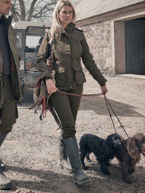 SEELAND Jacket - Ladies Woodcock Advanced - Shaded Olive The SEELAND Woodcock Advanced for Women is a classic shooting jacket with a twist. The jacket has a feminine cut and is designed in the traditional English game-shooting style. It is made from stretch material, meaning that you can readily take your aim at even the most difficult birds. Although featuring a traditional and stylish outer, the Woodcock Advanced jacket for Women is a modern garment with its windproof and waterproof membrane t Rugged Style Vintage, English Country Outfits Women, English Country Style Outfits, Country Outfits Women, British Country Style, Dove Hunting, Horse Riding Boots, Irish Country, British Country