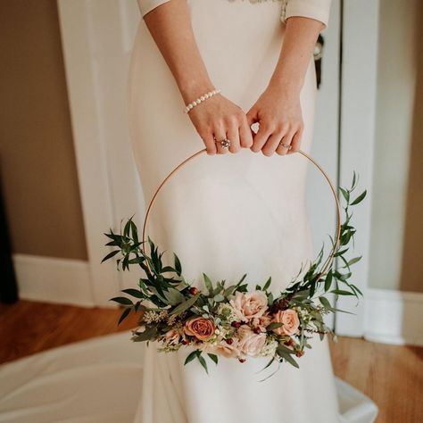 Bouquet Hoop Bridesmaid, Floral Hoop Wedding Cake, Circle Wedding Bouquet, Floral Hoop Bouquet, Wedding Bouquet Wreath, Bridesmaid Bouquet Ring, Bouquet Ring Bridesmaid, Flower Hoops Wedding, Flower Hoops Bridesmaids