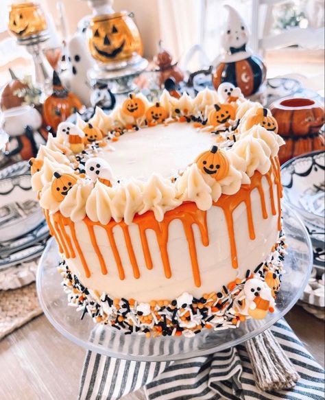 Halloween Cake Design, Spooky Cake, Bolo Halloween, Spooky World, Halloween Birthday Cakes, Pastry Chocolate, Halloween Cake Decorating, Halloween Sweets, Halloween Baking