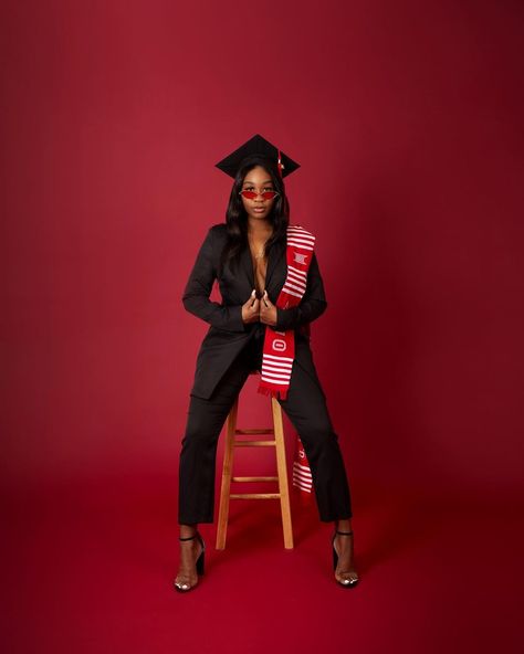 College Graduation Photoshoot Ideas, Graduation Shoot Ideas, High School Graduation Pictures, Grad Picture Ideas, Graduation Pic Ideas, Masters Graduation, College Graduation Photoshoot, College Graduation Pictures Poses, Grad Shoot