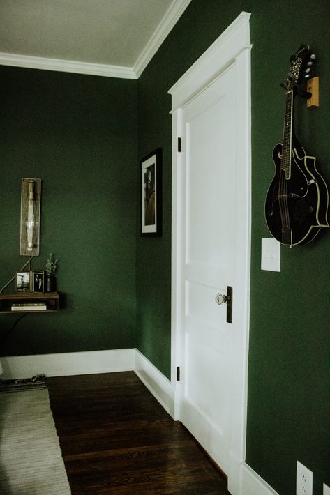 Modern Victorian Home Decor, Moody Green Bedroom, Forest Green Paint Color, Forest Green Bedrooms, Apartment Lamps, Green Bedroom Paint, Modern Victorian Home, Dark Green Rooms, Green Bedroom Walls