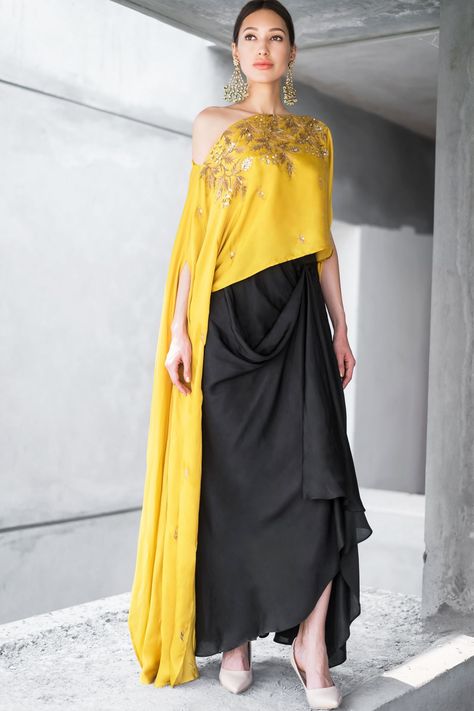 Drape Lehenga, Black Lehenga, Gaun Fashion, Draped Skirt, فستان سهرة, Indian Designer Outfits, Designer Dresses Indian, Draped Dress, Indian Designer Wear