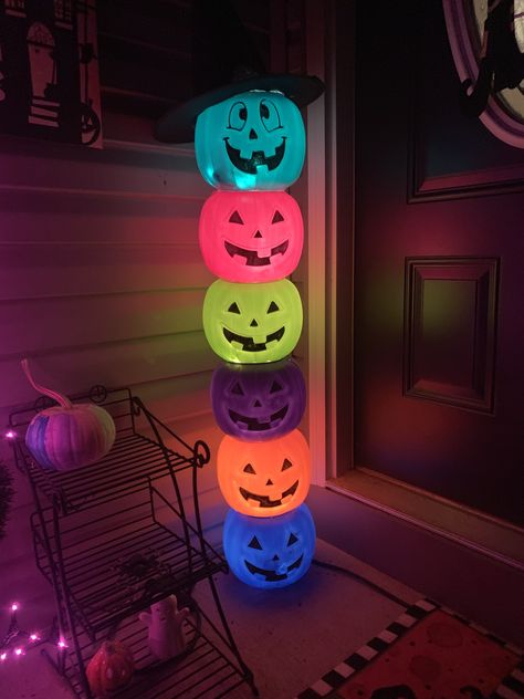 Halloween Trick Or Treat Buckets, Light Up Pumpkins Outdoor Diy, Trunk Or Treat With Lights, Halloween Bucket Decor, Trick Or Treat Set Up Ideas, Trick Or Treat Table Ideas Outside, Trunk Or Treat Witch, Witch Trunk Or Treat Ideas, Pumpkin Tower