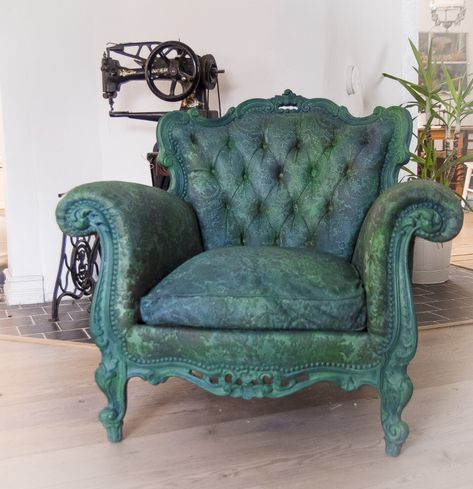 painted armchair. good instructions Painted Armchair, Wingback Chairs, Who Asked, Upholstered Armchair, Annie Sloan Chalk Paint, Recycled Crafts, Learn To Paint, Wingback Chair, Chalk Paint