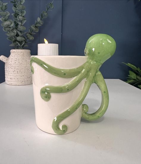 Hand painted octopus mug! 🐙 Better the mug, better the tea https://cosycasahome.etsy.com Octopus Ceramics, Octopus Pottery, Painted Octopus, Ceramic Octopus, Octopus Mug, Animal Mugs, Pottery Classes, Hand Painted Ceramic, Sea Animals