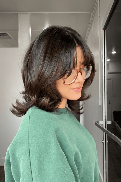 short wavy hairstyles, hairstyles with fringe, hair accents Short Wavy Haircuts With Bangs, Wavy Haircuts With Bangs, Short Bangs Short Hair, Short Hair With Bangs For Round Faces, Soft Wispy Bangs, Hairstyles With Fringe, Short Wavy Hairstyles, Voluminous Waves, Inspiring Hairstyles