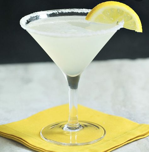 Lemon Drop Drink, Best Martini Recipes, Lemon Drop Recipe, Lemon Drop Shots, Lemon Martini, Lemon Drop Cocktail, Adult Beverages Recipes, Martini Ingredients, Lemon Drop Martini