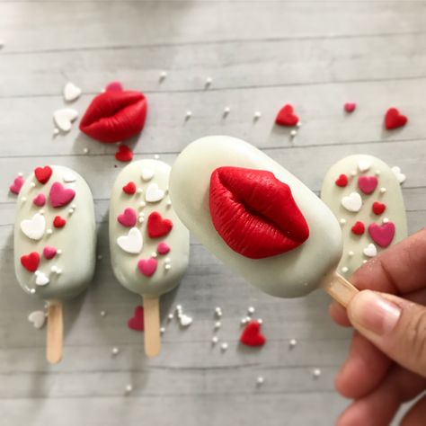 60 Me gusta, 7 comentarios - עוגל'ה עינבל טלקר (@ugaleashdod_inbal_talker) en Instagram: "Valentine mini magnum cake pops #cakestagram #cakepopsicles #ugaleashdod #cake #cakepops…" Heart Cake Pops, Popsicles Cake, Valentine Cake Pop, Chocolate Decoration, Dessert Oreo, Cake Pop Decorating, Baby Shower Cake Pops, Chocolate Covered Treats, Chocolate Party