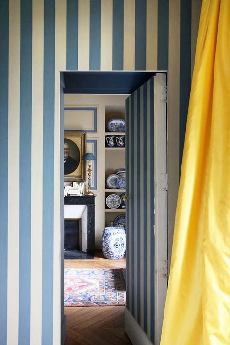 Blue Striped Walls, Yellow Curtains, Striped Room, Striped Walls, Design Del Prodotto, Striped Wallpaper, World Of Interiors, Vintage Modern, Interior Design Inspiration