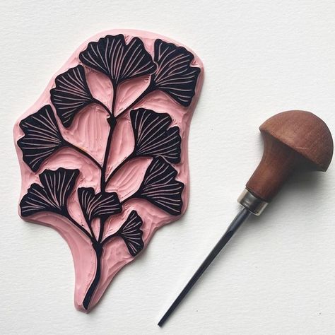 𝚍𝚊𝚗𝚒𝚎𝚕𝚕𝚎 𝚕𝚎𝚎 𝙰𝚁𝚃 on Instagram: “Ginkgo 🤩 what block should I carve next?! • • • • • • • #get_imprinted #linoleumprint #printmaking #linoprint #handcarvedstamps #printpower…” Lino Print Artists, Ginkgo Art, Block Printing Designs, Linoleum Print, Lino Art, Linocut Art, Handmade Stamps, Ginkgo Leaf, Elegant Tattoos