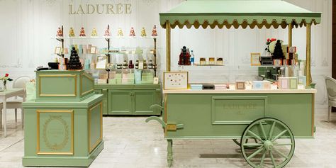 Laduree Pop-up in Selfridges Birmingham and Manchester Gerobak Dorong, Pop Up Cafe, Food Cart Design, Ice Cream Cart, Food Truck Design, Coffee Carts, Stall Designs, Bakery Business, Food Stall