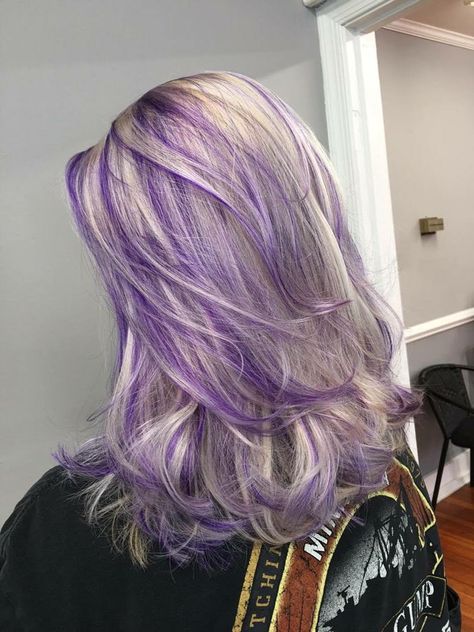 Ash blond and purple hair Blond And Purple Hair, Lowlights Caramel, Lowlights Hair, Purple Blonde Hair, Purple Blonde, Ash Blond, Purple Hair Highlights, Hair Highlights And Lowlights, Kadeřnické Trendy