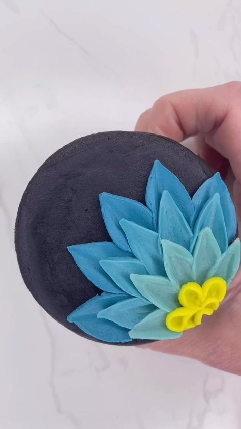 Smoothly palette knifing to the beat 🖤💙🩵💛 Buttercream and palette knives work so well together. It can be as neat or as messy as you like and it still looks class 👍🏻🥰 #cupcake #cakedecorating #paletteknifecake #cakedbyrach #cakeart #cakedesign | Caked By Rach | Palette Knife Cupcakes, Cupcakes Fancy, Simple Sweets, Bunny Butts, Cookie Decoration, Bakery Cake, Cupcake Art, Decorating Videos, Fondant Decorations