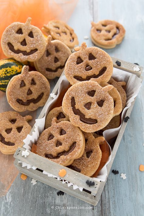 Biscotti di Halloween Biscotti Halloween, Jack O Lantern Cookies, Biscuits Halloween, Halloween Biscuits, Menu Halloween, Easy Halloween Snacks, Christmas Shortbread, Biscotti Cookies, Kawaii Cooking