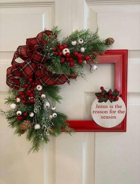 26 Creative DIY Ideas Using Old Picture Frames Christmas Frames Diy, Picture Frame Wreath, Christmas Picture Frames, Square Wreath, Door Ornament, Picture Frame Crafts, Winter Wreaths, Old Picture Frames, Christmas Decorations Diy Outdoor