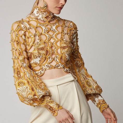 DIOR BELLA Yellow Paisley Print Cutout Puff Sleeve Blouse⁠ https://diorbella.com/ Golden Outfit Aesthetic, Scallop Fashion, Golden Clothes, Golden Outfit, Puff Sleeve Crop Top, Mode Casual, Gold Top, Mode Inspo, Crop Top Blouse