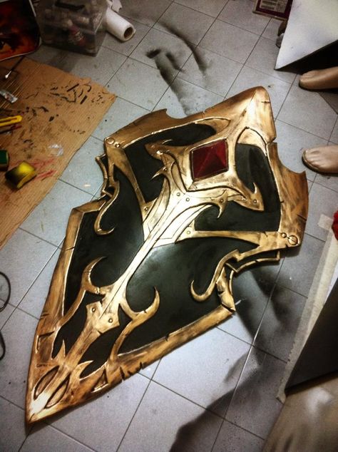 Medieval Shields, Armadura Medieval, Fantasy Props, Fun Crafts To Do, Cool Swords, Shield Design, Fantasy Armor, Dnd Characters, Larp