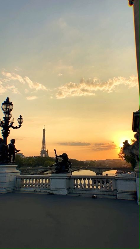 Evening Aesthetic, Paris Sunset, Disney World Tips, Dining Plan, Paris Winter, Plan Paris, French Summer, World Trip, Spring Breakers