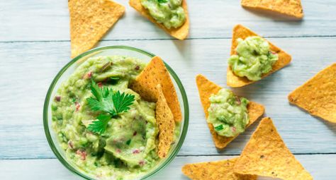 zesty True Lime guacamole in a serving bowl with chips Sugar Free Fruits, 7 Day Diet Plan, Avocado Creme, 7 Day Diet, Easy Guacamole, Low Fodmap Diet, Low Fodmap Recipes, Guacamole Recipe, Fodmap Diet