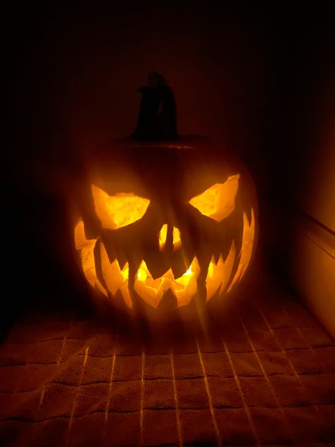 Pumkin Carving Ideas Creepy, Simple Jack O Lantern Ideas, Jack O Lantern Photography, Halloween Jack O Lanterns Ideas, Grunge Pumpkin Carving, Jackolantern Drawing, Classic Jack O Lantern, Creepy Jack O Lantern, Spooky Pumpkin Carving Ideas