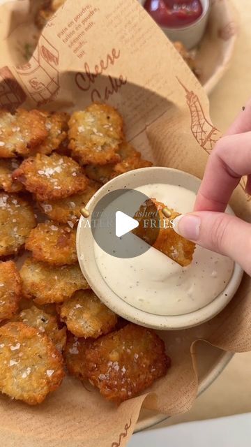 Smashed Tater Tots, Tator Tot Recipe, Tater Tot Appetizers, Fries Potatoes, Cornbread Recipe Sweet, Tater Tot Recipes, Potato Chip Recipes, No Cook Appetizers, Potato Snacks