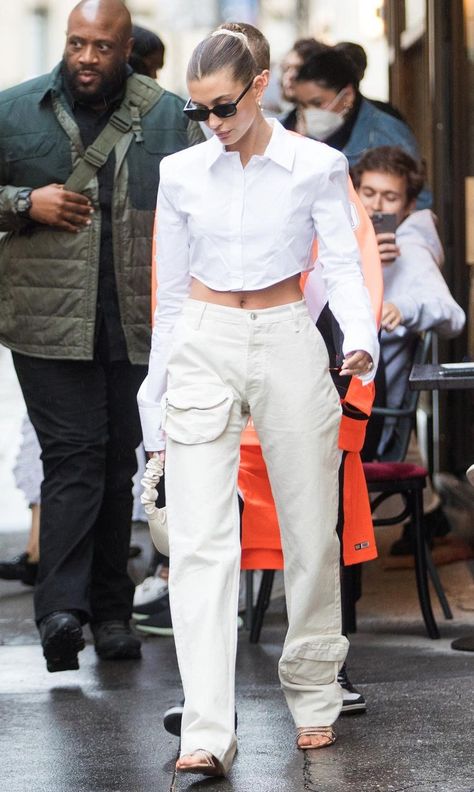 Hailey Baldwin Bieber - White Cropped Cotton-Poplin Shirt - The Attico – The Nines Fitted White Crop Top, Poplin Shirt Outfit, Sandals Street Style, Hailey Bieber Street Style, Hailey Baldwin Street Style, Paris Autumn, Hailey Bieber Outfits, Restaurant In Paris, Hailey Bieber Style