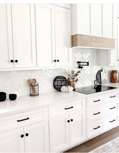 White Cabinets Black Hardware, Classic Kitchen, Kitchen Hoods, White Countertops, Kitchen Inspiration Design, Modern Farmhouse Kitchens, White Kitchen Cabinets, Counter Tops, Minimalist Kitchen