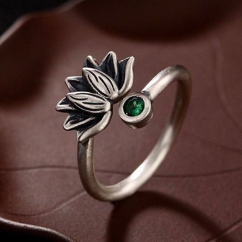 This is a very special , modern , stylish and unique design, a hand carved lotus with a bezel setting green agate . The ring is adjustable, absolutely perfect fits most of different finger sizes . Lotus is a very important symbol for the Tibetan Buddhism. It gives people peaceful mind Lotus Flower Ring, Minimalist Silver Ring, Lotus Ring, Stone Wedding, Rings Vintage, Bagan, Green Diamond, Green Gemstones, Open Ring