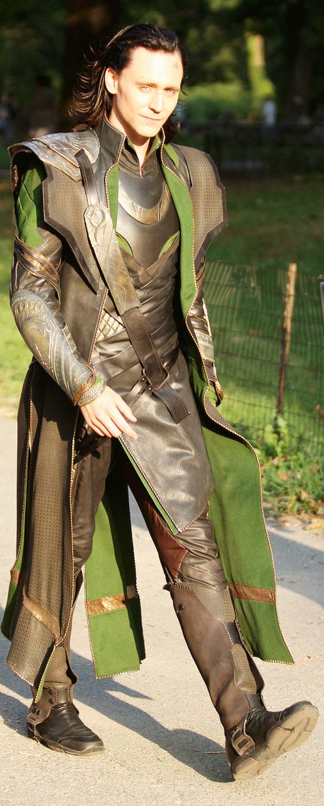 Tom Hiddleston on the set of The Avengers (2011) Yet another great shot of the costume in motion. look at the back of the right leg Loki Costume, Thor 2011, Loki Cosplay, Loki God Of Mischief, Pahlawan Marvel, Thomas William Hiddleston, Loki Marvel, Loki Thor, Loki Laufeyson