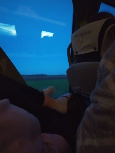 Two people sleeping on a bus, an early morning ou the window School Road Trip Aesthetic, Anaiah Core, Early School Morning Aesthetic, Bus Photo, Road Trip Playlist, Bus School, Boston Trip, Friends Vacation, Trip Aesthetic