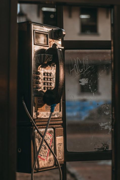 Bestie Aesthetics, Whats Wallpaper, Wow Photo, Telephone Booth, Retro Photography, Phone Booth, Cinematic Photography, Wallpaper Free Download, Record Player