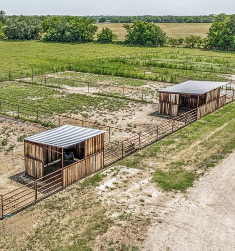 Sheep Stall Ideas, Portable Horse Corral, Horse Pens Ideas, Small Horse Pasture, 1 Acre Horse Property Layout, Cow Pasture Ideas, Horse Yard Ideas, Horse Pasture Layout, Horse Pen Ideas