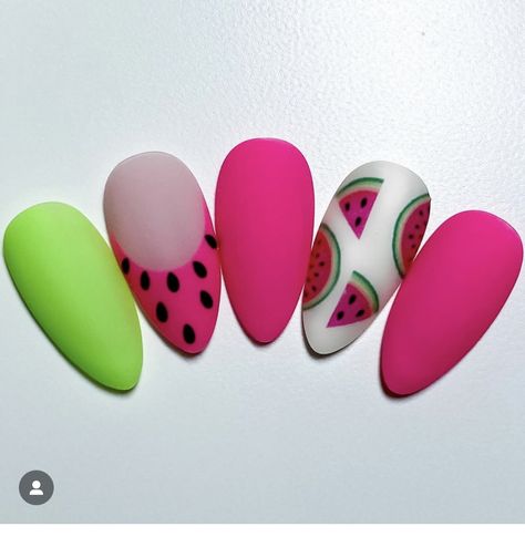 Watermelon Nail Designs, Hands Nails, Fruit Nails, Food Nails, Funky Nail Art, Watermelon Nails, Gold Glitter Nails, Nail Stamping Plates, I Love Nails