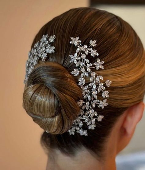 Add radiant elegance to your bridal look with our simulated diamonds hair comb. Sparkling with brilliance, this stunning accessory effortlessly secures in your hair, perfect for any wedding hairstyle. Make unforgettable memories with this timeless piece.  Wear it multiple ways: Gracefully over a bun, adorn your hair whether it's up or down, let it shine as side wings, add a touch of elegance as a side piece, or secure it with a ponytail. Bridal Hair Bun With Hair Piece, Bridal Bun With Hair Piece, Bridal Hair Bun, Side Bun, Bridal Bun, Diamond Hair, Bridal Hair Buns, Let It Shine, Wedding Hairstyle