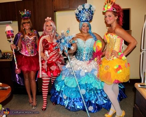 Awesome DIY Candyland Halloween Costumes for a group of women/girls #Creative #Beautiful #Fun Candyland Characters, Group Costumes Ideas, Costumes For Groups, Candy Costumes, Homemade Costume, Costume Works, Homemade Halloween Costumes, Diy Kostüm, Halloween Festivities