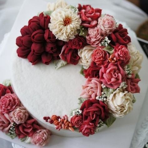 sosuperawesome Floral Cake Birthday, Flower Cake Design, Buttercream Flower Cake, Beautiful Cake Designs, Elegant Birthday Cakes, Cake Decorating Piping, Floral Wedding Cakes, Cake Decorating Frosting, Beautiful Birthday Cakes