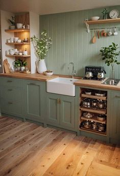 Modern Green Kitchen, Green Kitchen Aesthetic, Green Kitchens, Sage Kitchen, Green Kitchen Decor, Kitchens Ideas, Sage Green Kitchen, Shelves Kitchen, Kitchen Designer