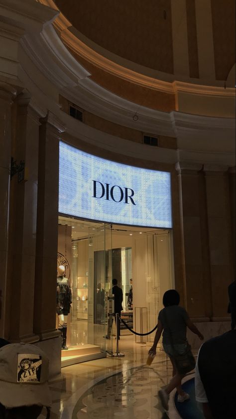 #dior #lasvegas #moda #store #fashion #fashionblogger #fashionista #concept #tiendas Dior Clothes, Dior Store, Dior Shop, Dior Aesthetic, Dior Fashion, Luxury Aesthetic, Casual Shoes Women, Shoes Women, Fashion Store