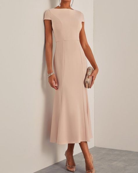 Crafted with grace, our collection of soft pink midi dresses effortlessly combine sophistication and charm, flattering every figure with the timeless design. Whether you're attending a garden party, a brunch with friends, or a special celebration, these dresses are both graceful and unforgettable. 🌷💫 🔍 Item ID: 16261334, 16253708, 16279323, 16275246, 16206661 🛒Shop by>>https://bit.ly/4d6qp8y #fehaute #fehautedress #SoftPink #ElegantFashion #TimelessStyle #DressToImpress Corporate Gowns, Concept Wardrobe, Boat Neck Top, A Line Dresses, Empire Waist Dress, Midi Short Sleeve Dress, Chic Look, Midi Dresses, Bride Dress